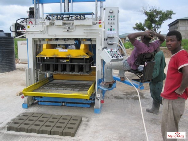 movable-concrete-block-machine-egglayer-sumab-e12-big-1